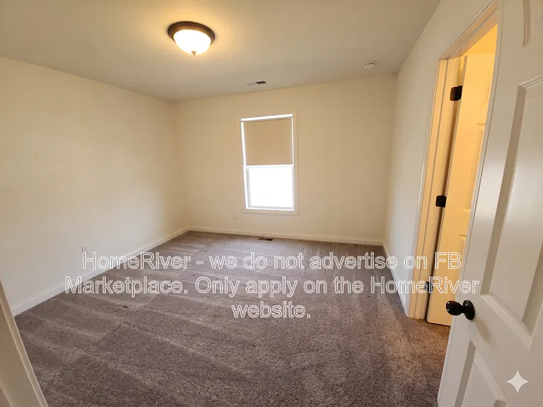 562 Highfields Cv — Photo 2