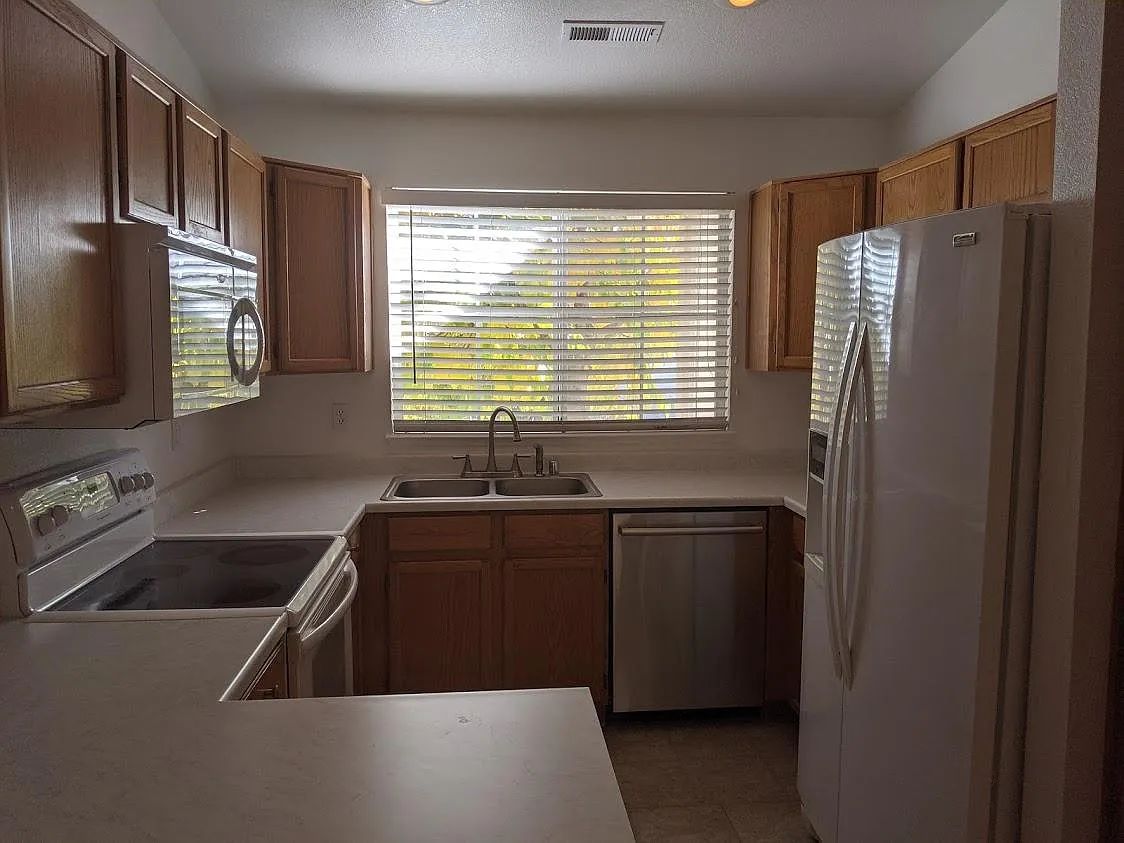 3 bed, 1150 sqft, $2,400 — Photo 2