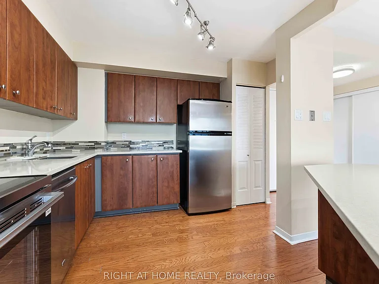 2759 Carousel Cres #911 — Photo 18
