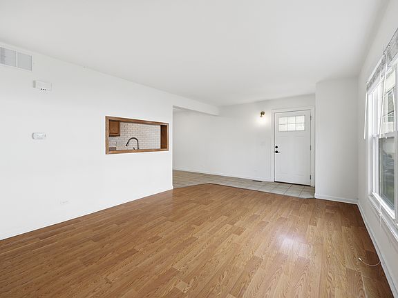 4th image of 377 Farmingdale Cir