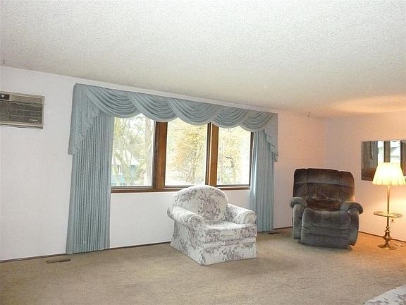 4th image of 627 W Woodway Ave