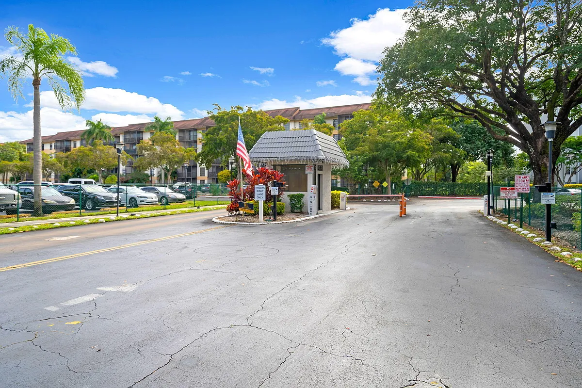 Building Photo - 5900 NW 44th St #106