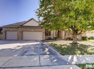 220 Heatherstone Dr, Chatham, IL