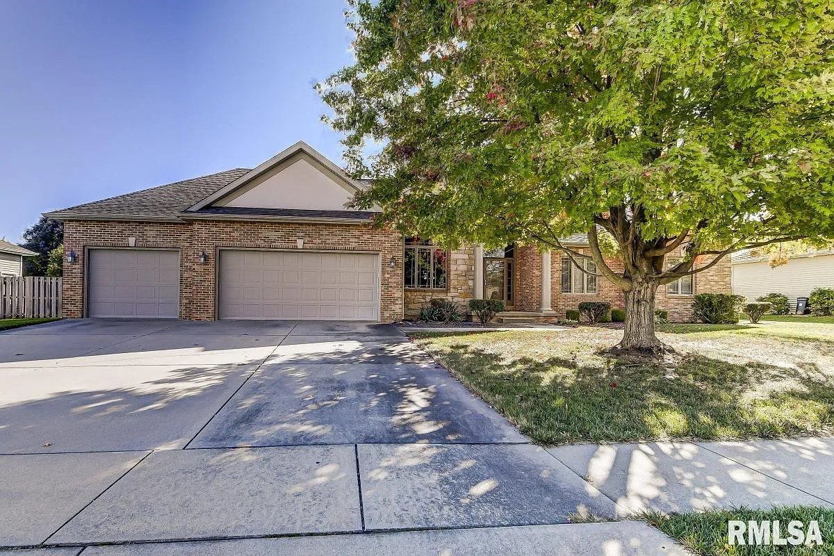 220 Heatherstone Dr photo 1