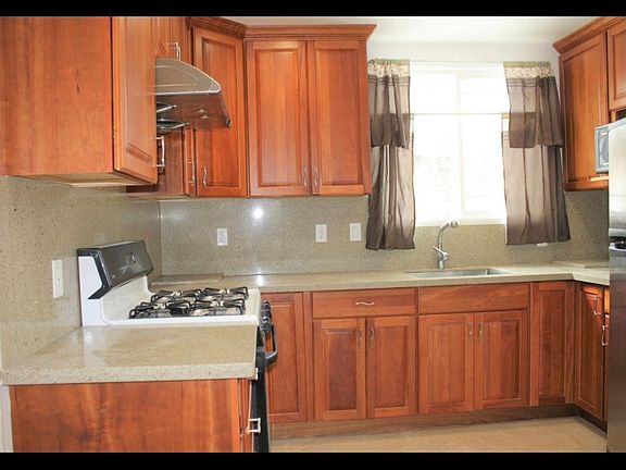 4th image of 19 Westmont Dr