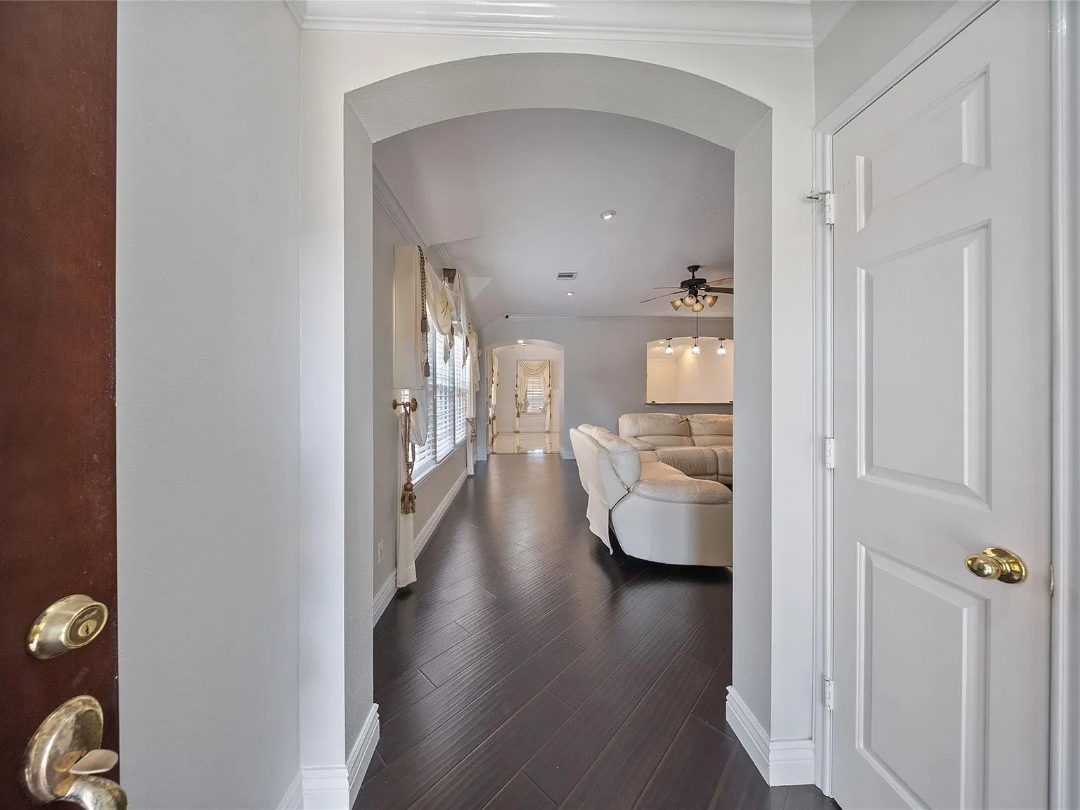 3 bed, 2.5 bath, 2198 sqft, $2,250 — Photo 2