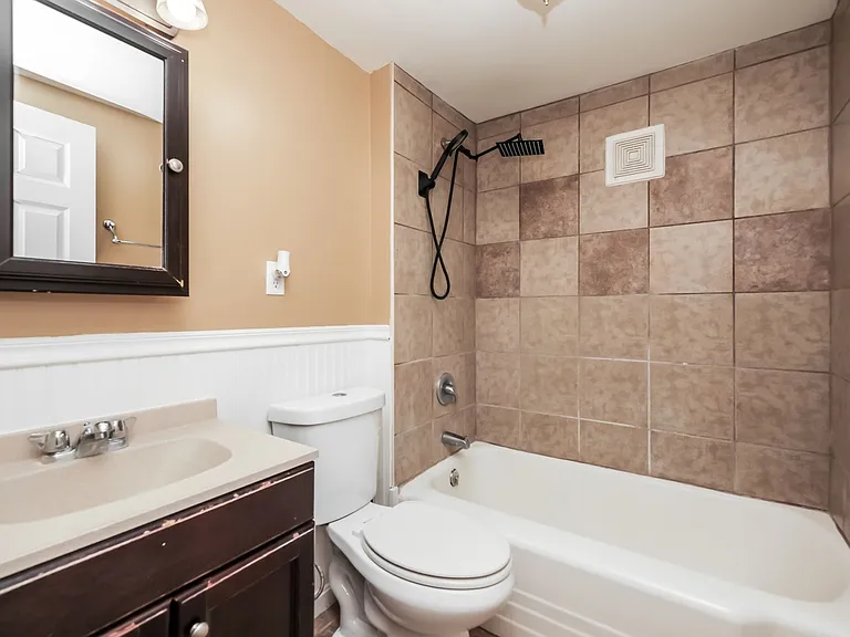 618-618 1/2 Lucas Dr — Photo 10