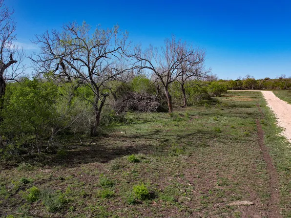 651 County Road, Devine, TX 78016