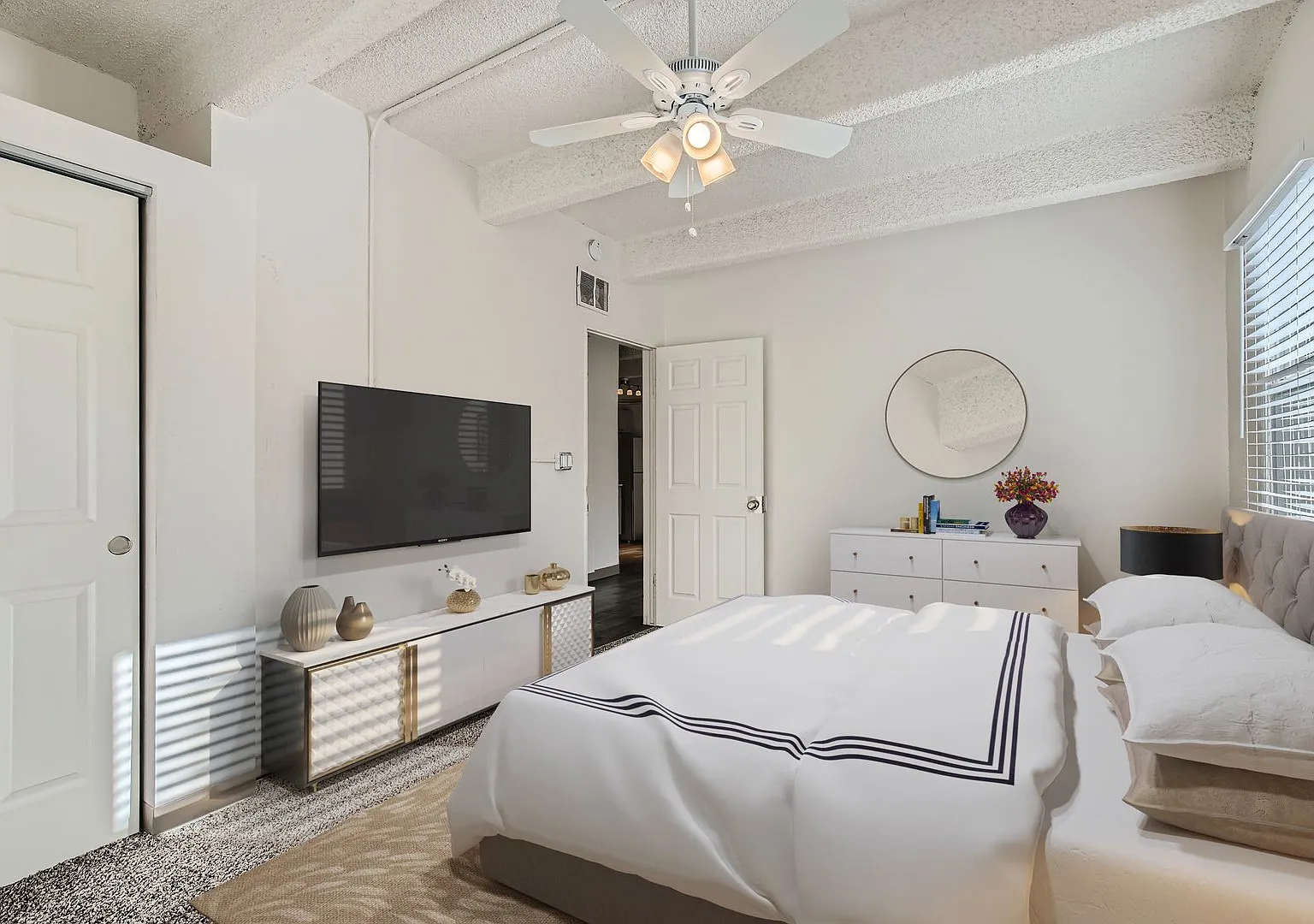 Julian Square Apartments — Photo 3