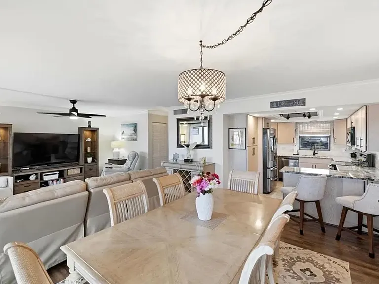 1433 Mediterranean Dr #E — Photo 8