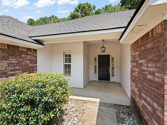2nd image of 156 Oakridge Ln