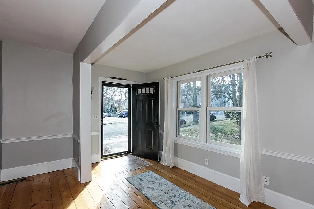 3 bed, 2.0 bath, 1316 sqft, $4,400 — Photo 2