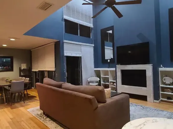 2920 Bering Dr, Houston, TX 77057