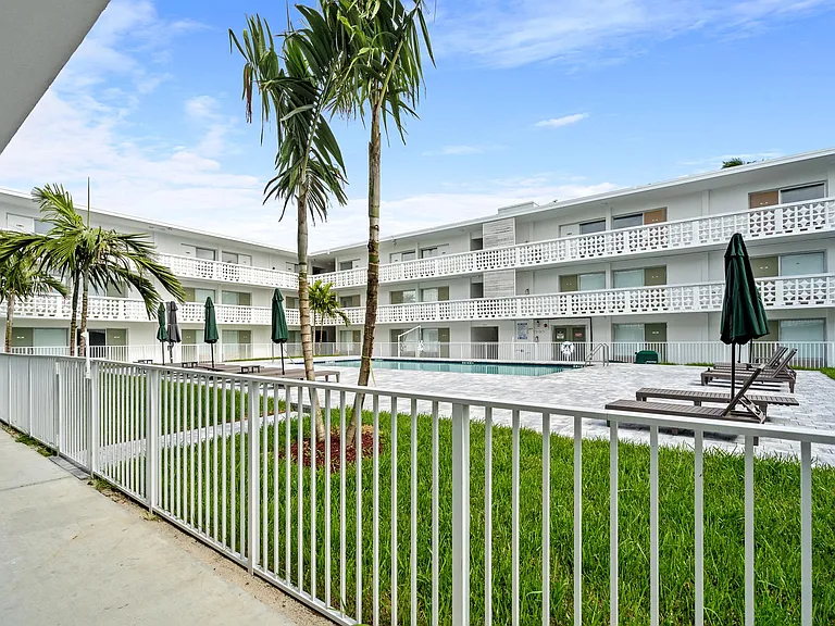 3001 N Federal Hwy #209 — Photo 8