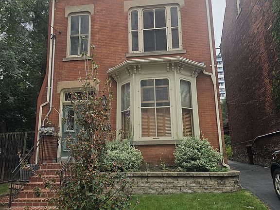 2nd image of 123 Jackson St W