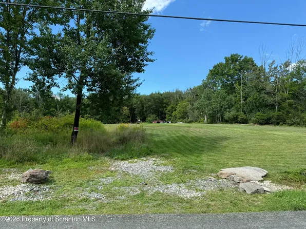 433 Stanton Dr, Waymart, PA 18472