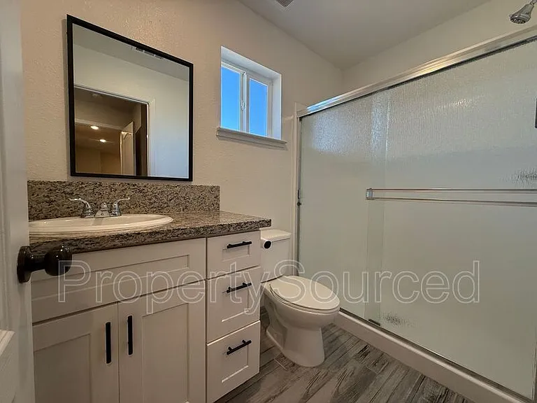 936 W Alameda St #A — Photo 17
