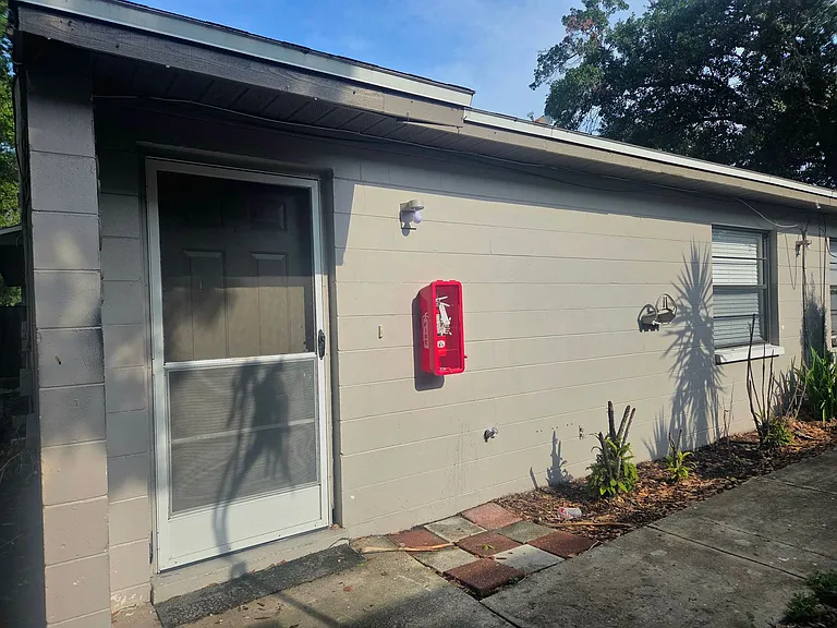 1902 Crystal Grove Dr — Photo 2