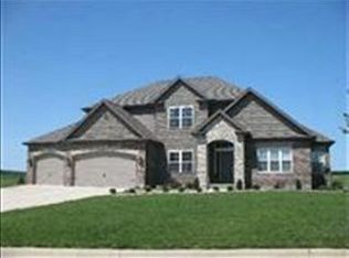 10512 Lyonheart Rd, Bloomington, IL 61704