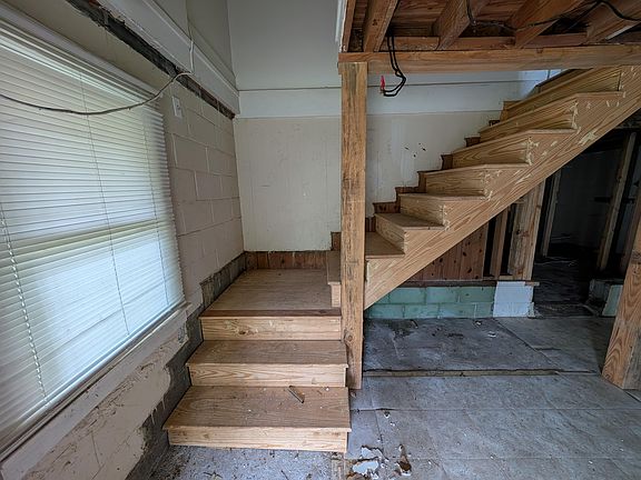 5th image of 207 Raysor St
