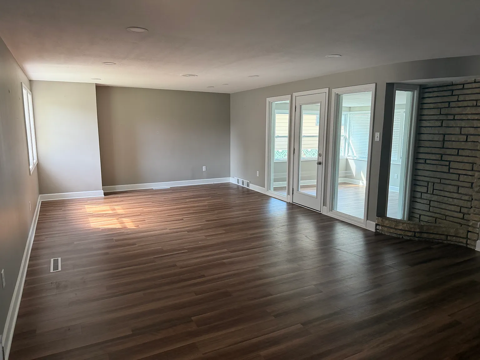 3 bed, 1400 sqft, $1,800 — Photo 2