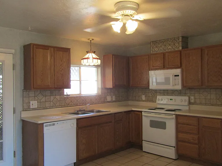 910 S Una Ave — Photo 11