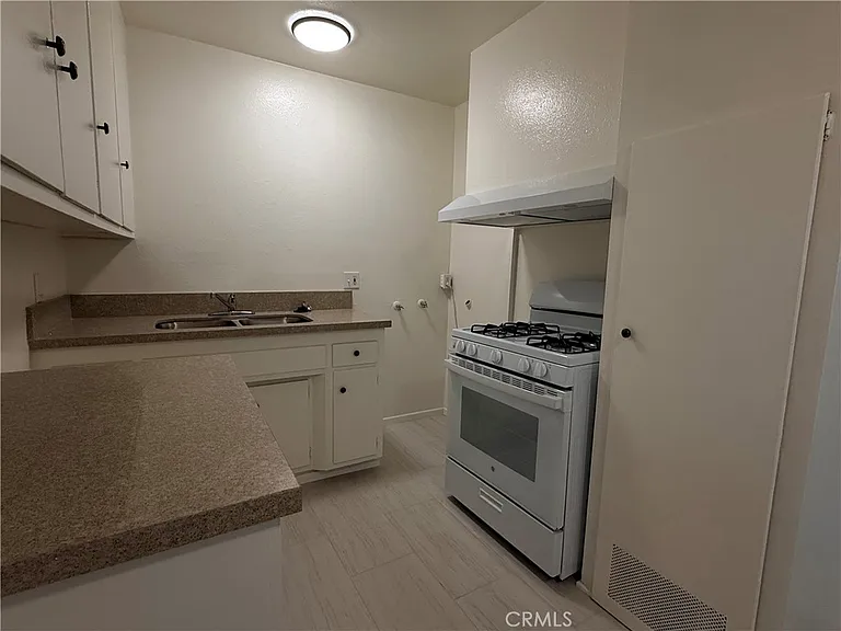 248 S Redwood Ave — Photo 1