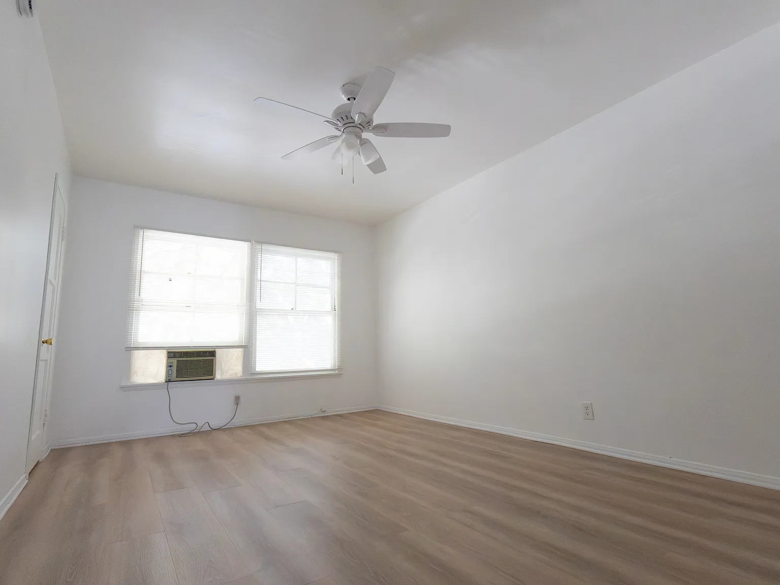 Studio, 400 sqft, $1,395 — Photo 1