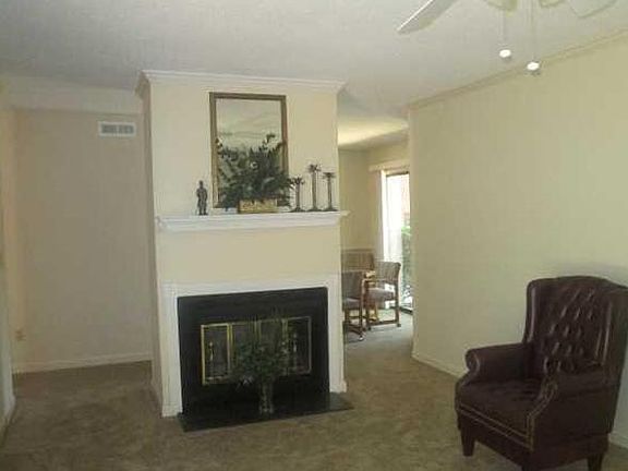 4th image of 104 Saint James Pl