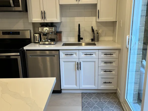 6 Broadpath Rd, Toronto, ON M3C 2B5
