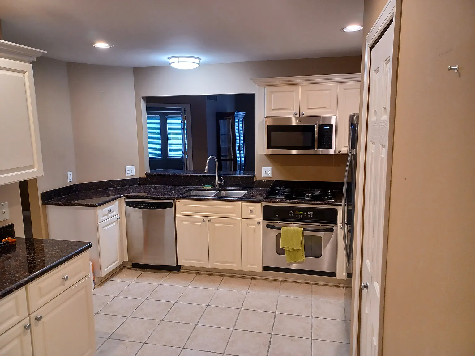 2 bed, 1717 sqft, $2,200 — Photo 2