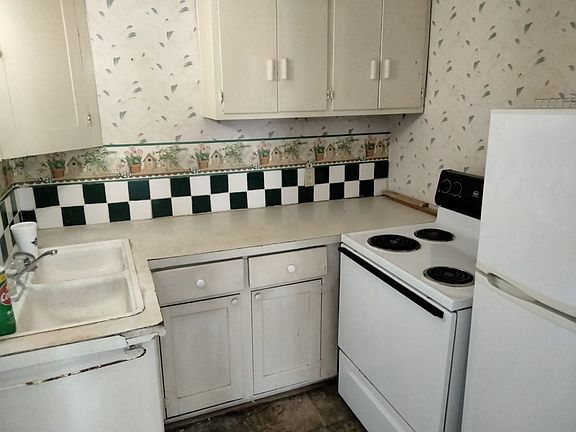 2nd image of 420 W 7th St #3