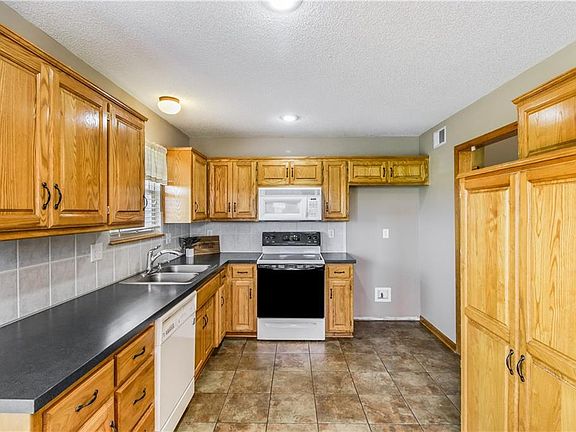 5th image of 603 SE Joel Ave