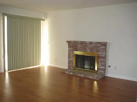 562 Athens St — Photo 4