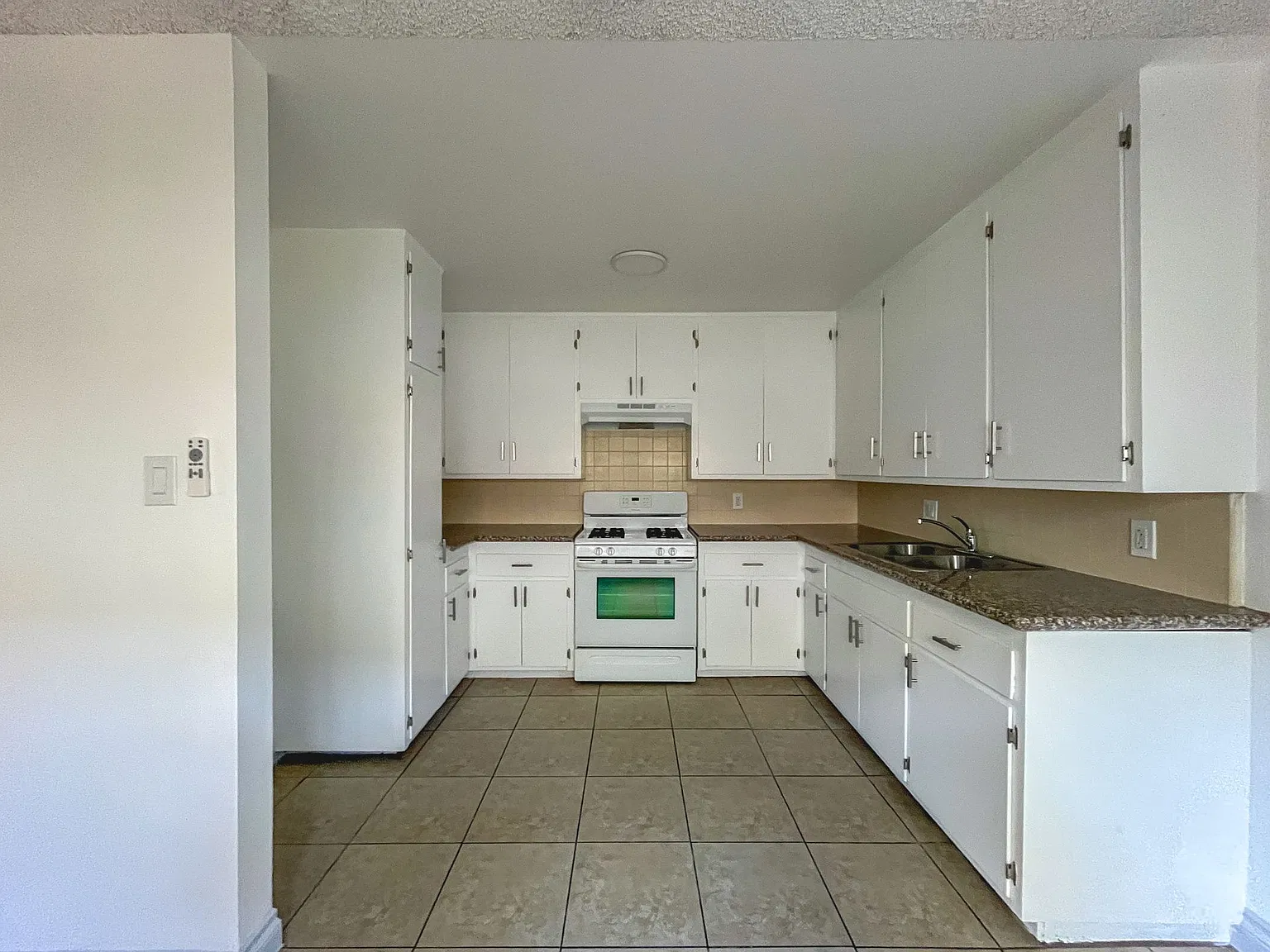 1059 N Wilmington Ave — Photo 2