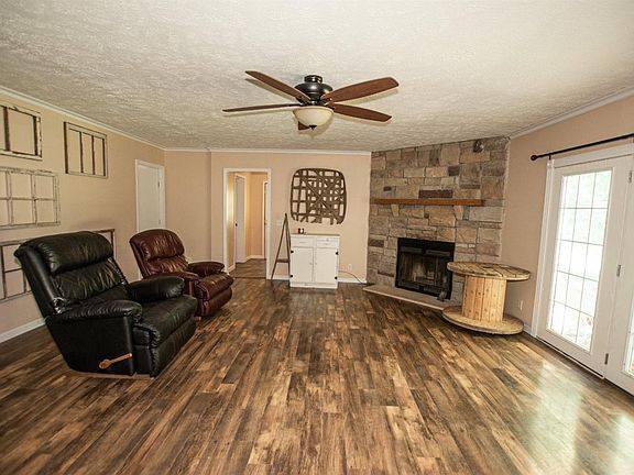 4th image of 1015 Vivian Ln