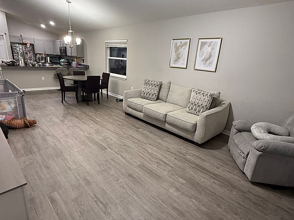4th image of 410 Capri Way