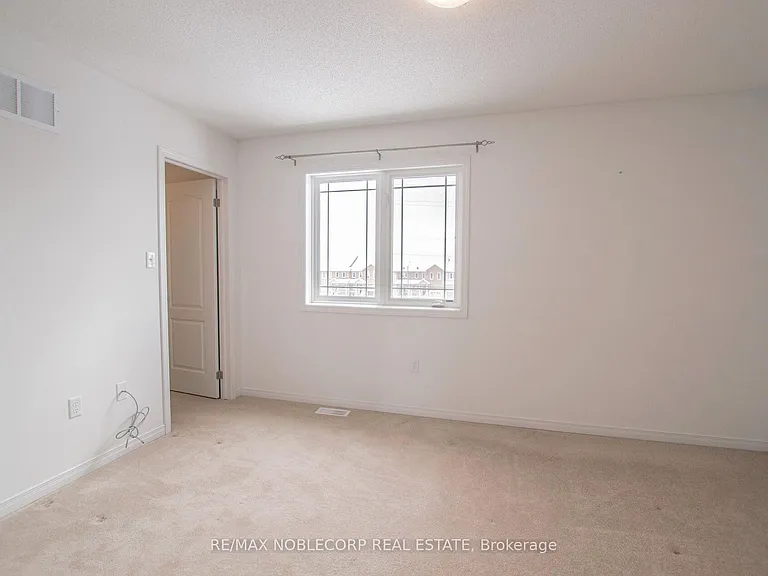 1287 Coleman Cres — Photo 19