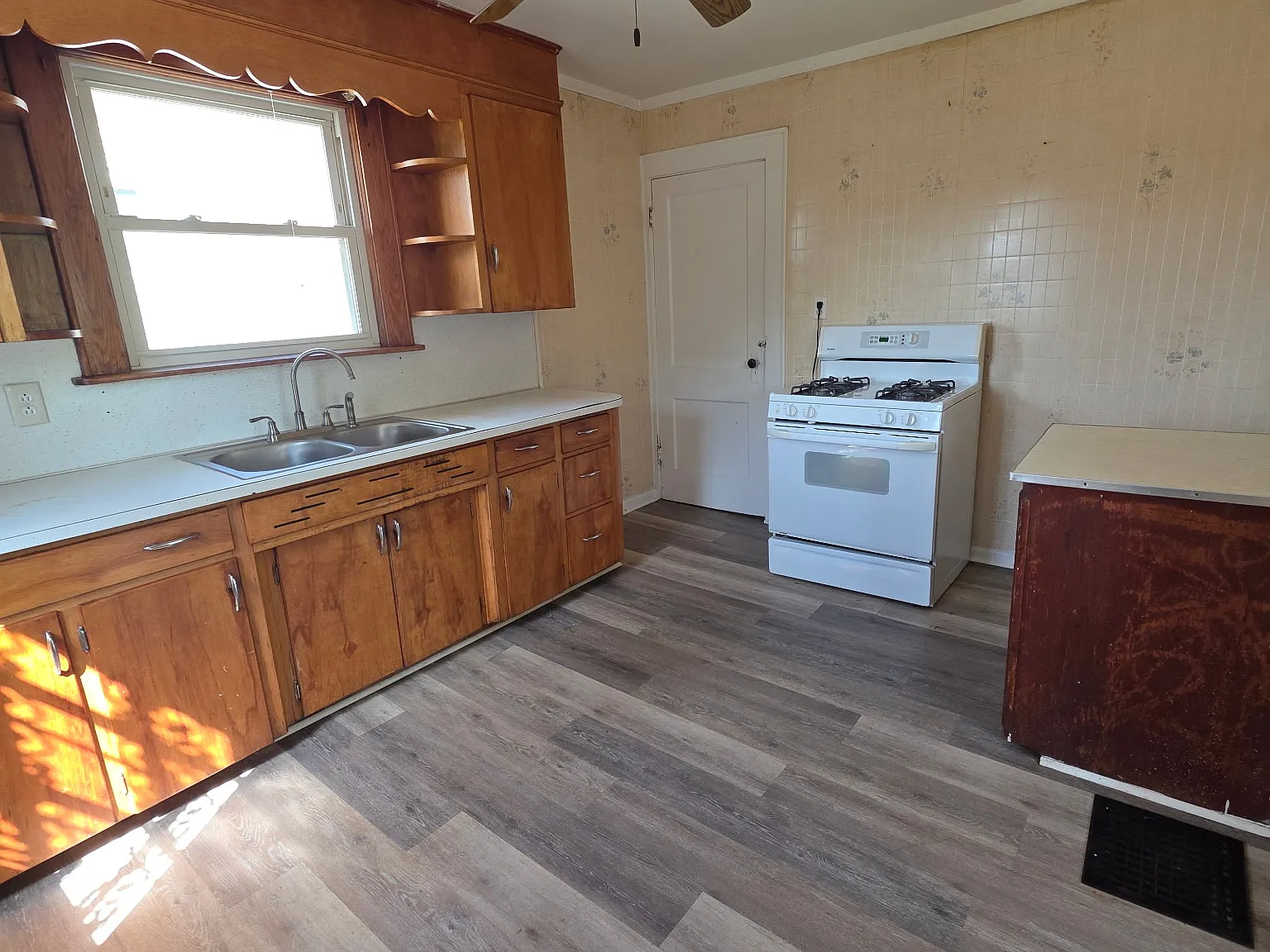 3 bed, 1300 sqft, $1,095 — Photo 2