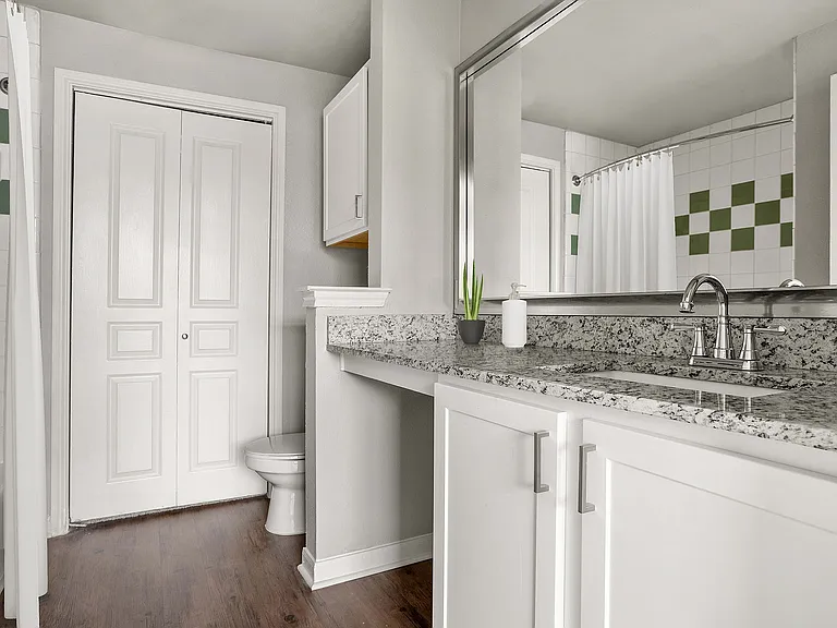 C230670_75West1B1B_Bathroom_02_VS