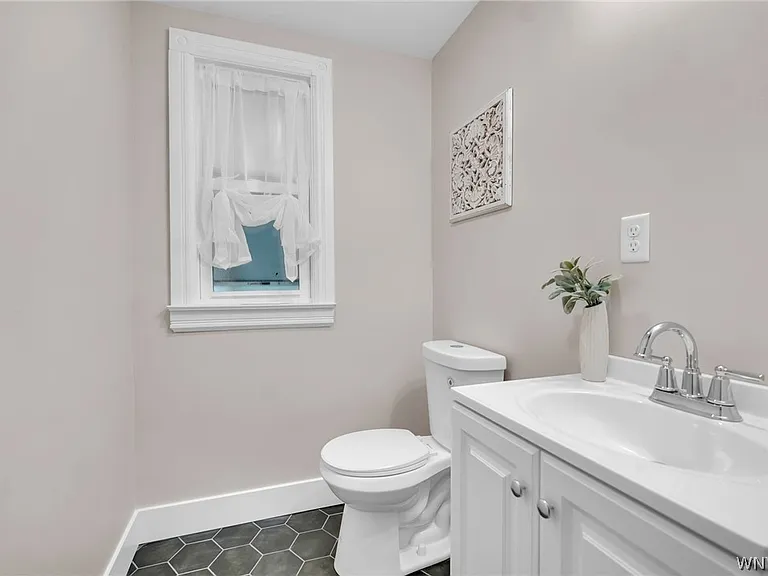1097 Tonawanda St — Photo 20