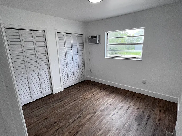 858 SW 2nd St #1 — Photo 10