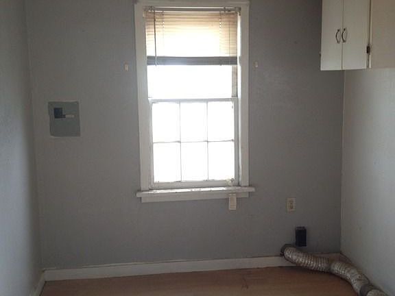 3rd image of 911 W Bonbright St