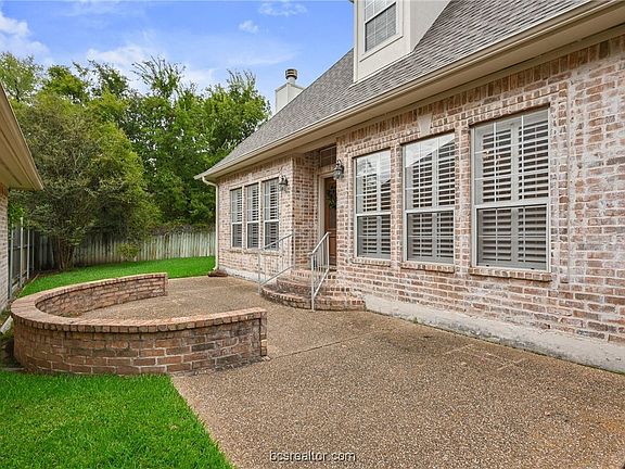 2nd image of 905 Grand Oaks Cir