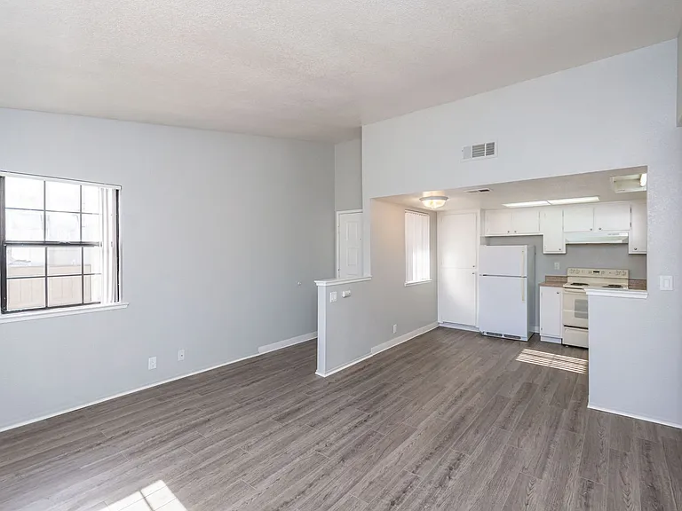 River Oaks Apartments — Photo 13