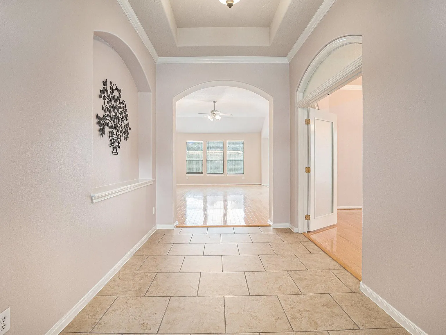 4 bed, 2.0 bath, 2476 sqft, $2,800 — Photo 2