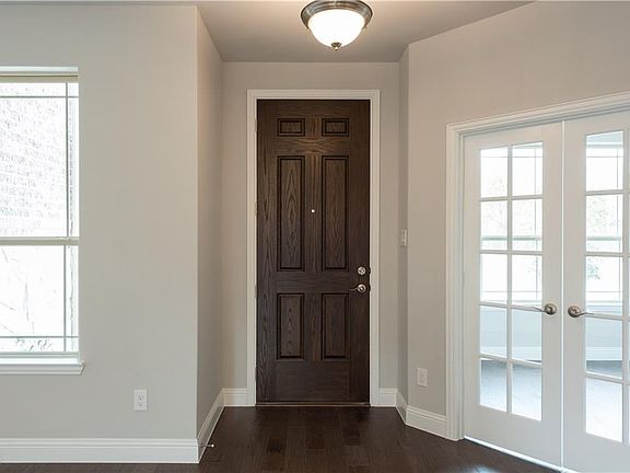 4th image of 305 Carnaby Ct