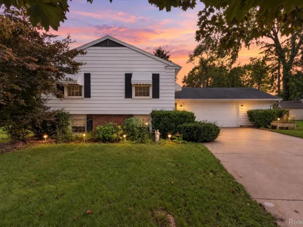 302 Miami Ct, Tecumseh, MI 49286