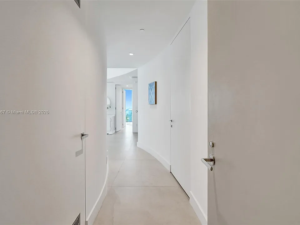 18975 Collins Ave #704