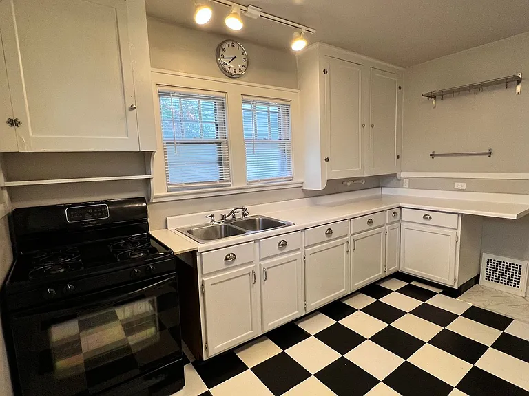 715 Barnett St NE — Photo 6